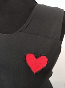 Binder Sport z haftem pikselowego serca spłaszczający klatkę piersiową