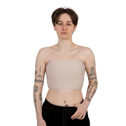 Binder przodem na modelu bez ramiączek, beżowy.