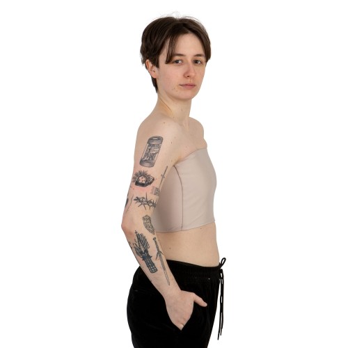 Binder bokiem na modelu bez ramiączek, beżowy.