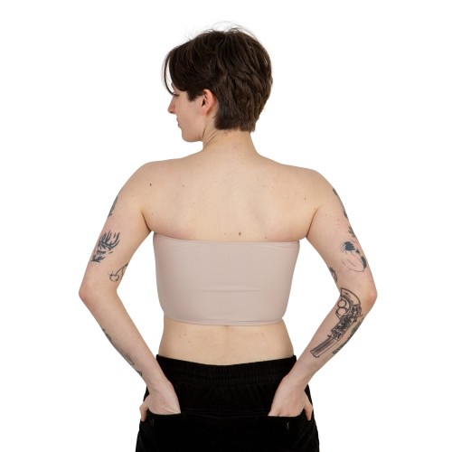 Binder tyłem na modelu bez ramiączek, beżowy.