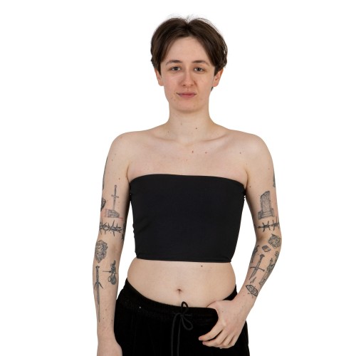 Binder Sport czarny, bez ramiączek na modelu z przodu.