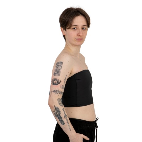 Binder Sport czarny, bez ramiączek na modelu z boku.