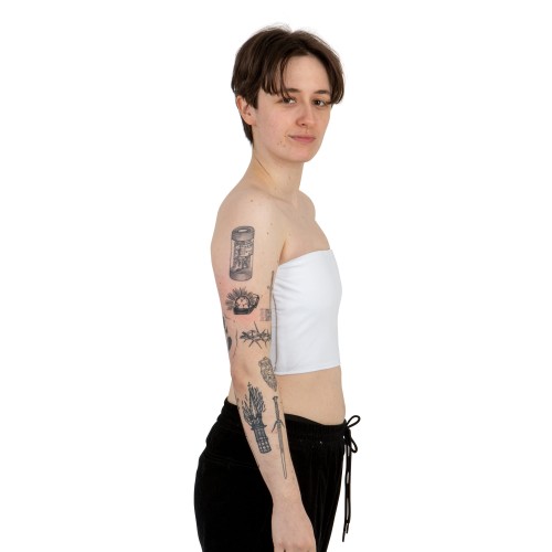 Binder Sport biały, bez ramiączek na modelu z boku.