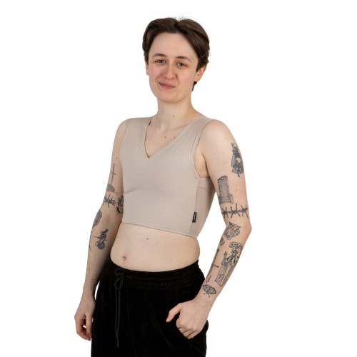 Binder Basic beżowy, krótki na modelu z przodu.