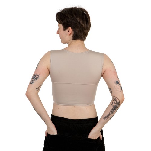 Binder Basic beżowy, krótki na modelu z tyłu.