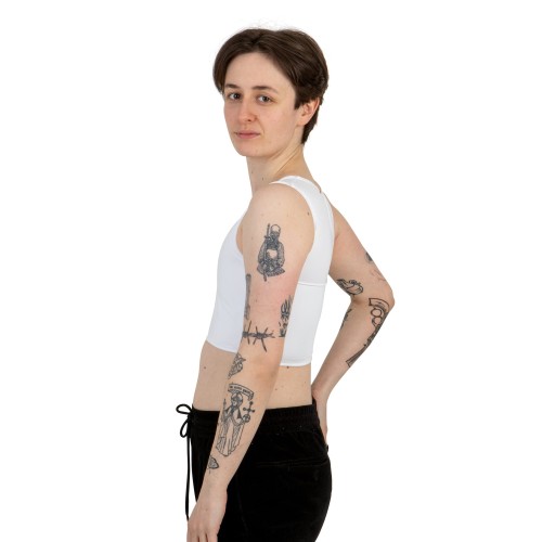 Binder Basic biały, krótki na modelu z boku.