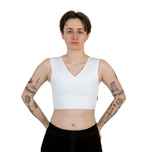 Binder Basic biały, krótki na modelu z przodu.
