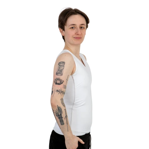 Binder Basic biały, długi na modelu z boku.