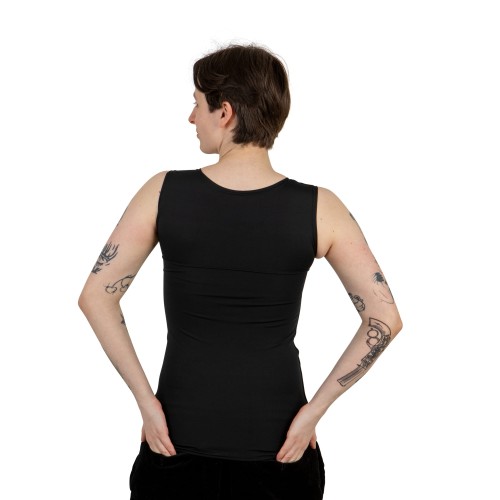Binder Sport czarny, długi na modelu z tyłu.