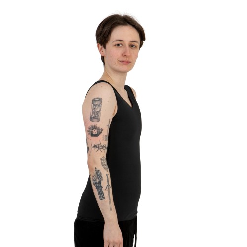 Binder Sport czarny, długi na modelu z boku.