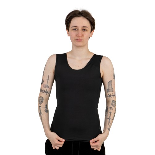 Binder Sport czarny, długi na modelu z przodu.