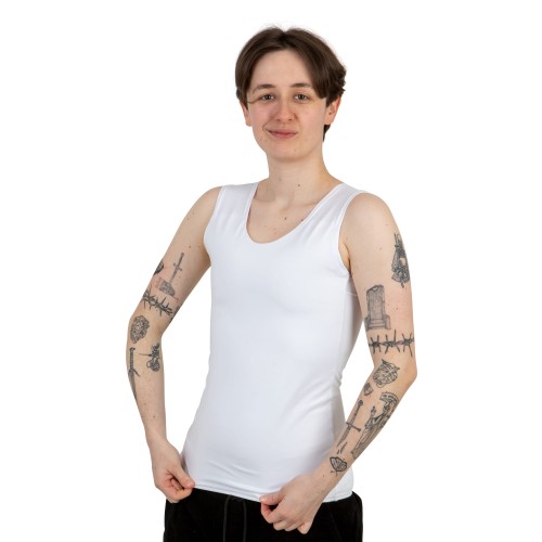 Binder Sport biały, długi na modelu z przodu.