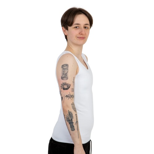 Binder Sport biały, długi na modelu z boku.