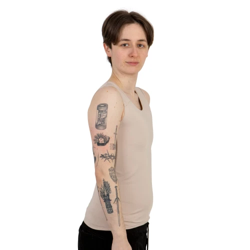 Binder sport beżowy, długi na modelu z boku.