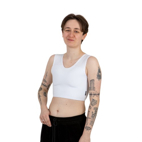 Binder Sport biały, krótki na modelu z przodu.