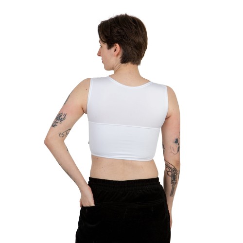 Binder Sport biały, krótki na modelu z tyłu.