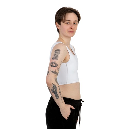 Binder Sport biały, krótki na modelu z boku.