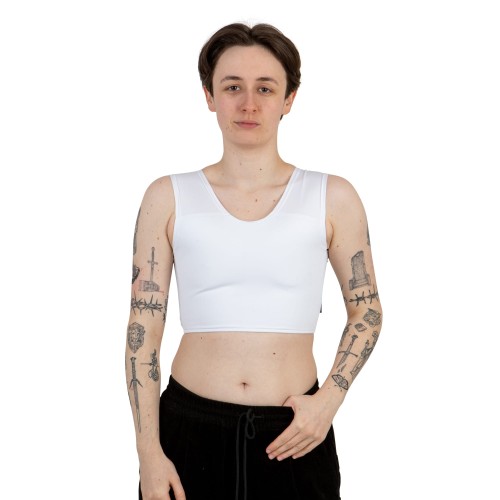 Binder Sport biały, krótki na modelu z przodu.