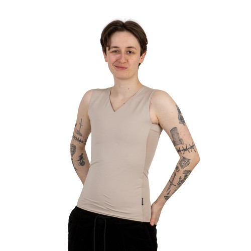 Binder Basic beżowy, długi na modelu z przodu.