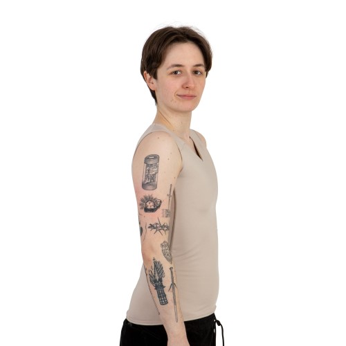 Binder Basic beżowy, długi na modelu z boku.