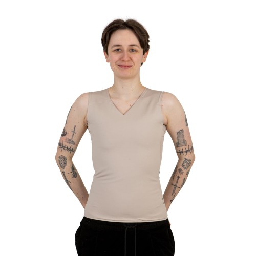 Binder Basic beżowy, długi na modelu z przodu.