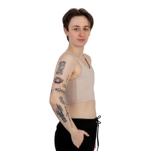 Binder sport wąskie ramiączka na modelu z boku.