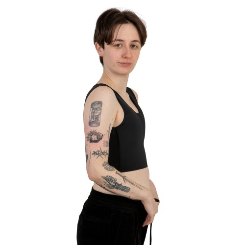 Binder sport czarny na modelu z boku.