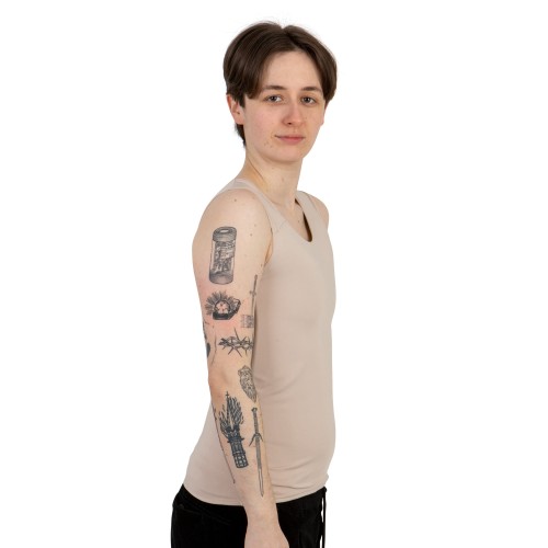 Binder sport beżowy na modelu z boku.