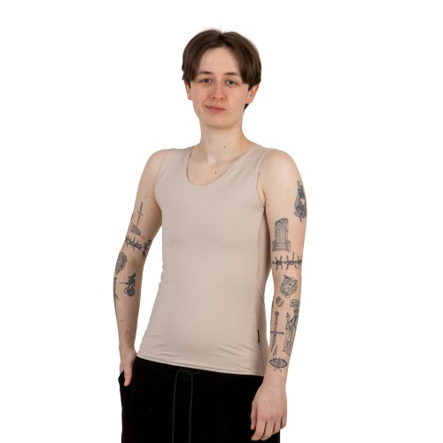 Binder sport beżowy na modelu z przodu.