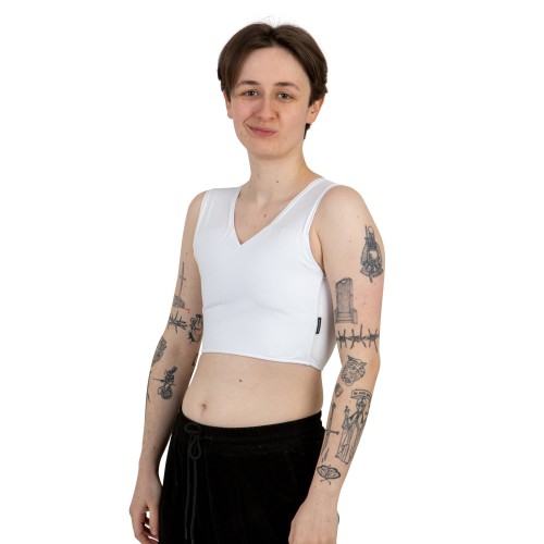 Binder Basic biały, krótki na modelu z przodu.