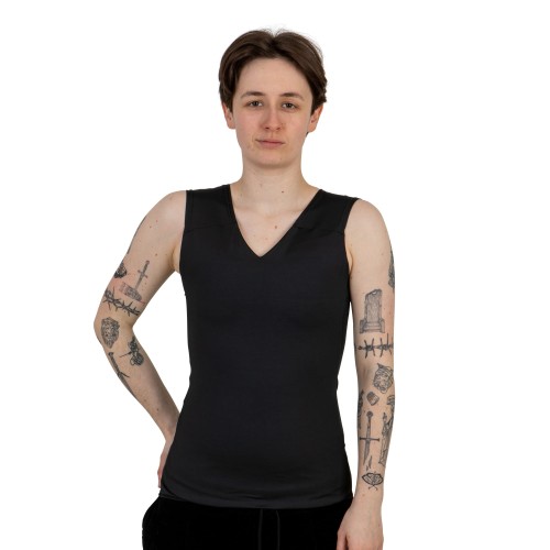 Binder Basic czarny, długi na modelu z przodu.