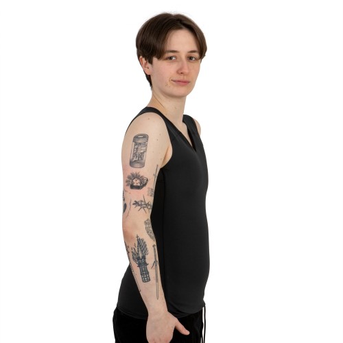 Binder Basic czarny, długi na modelu z boku.