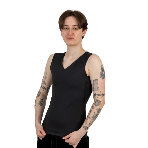 Binder Basic czarny, długi na modelu z przodu.