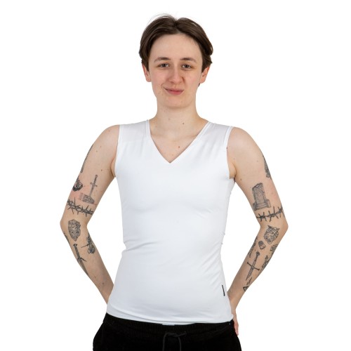 Binder Basic biały, długi na modelu z przodu.