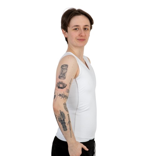 Binder Basic biały, długi na modelu z boku.