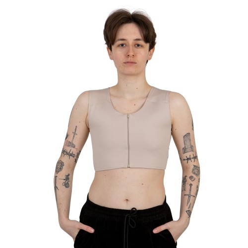 Binder Sport z zamkiem przez środek na modelu z przodu.