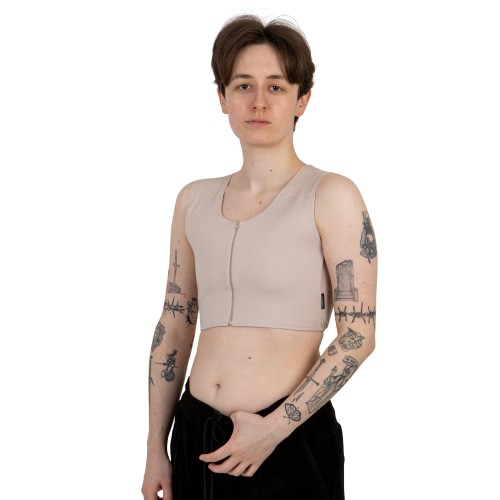 Binder Sport z zamkiem przez środek na modelu z przodu.