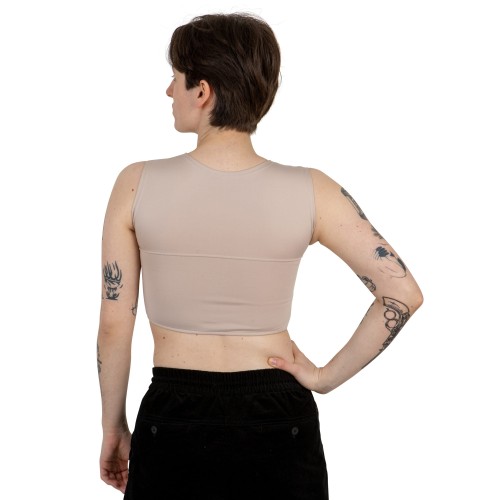 Binder Sport z zamkiem przez środek na modelu z tyłu.