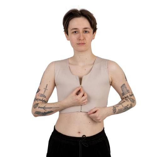 Binder Sport z zamkiem przez środek na modelu z przodu.