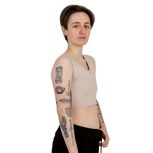 Binder Sport z zamkiem przez środek na modelu z boku.