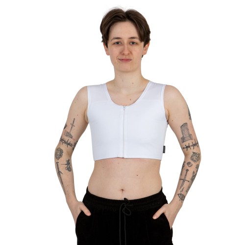 Binder Sport z zamkiem przez środek na modelu z przodu.