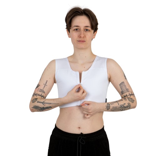 Binder Sport z zamkiem przez środek na modelu z przodu.