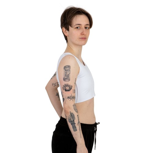 Binder Sport z zamkiem przez środek na modelu z boku.