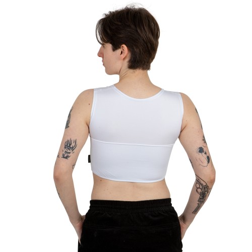 Binder Sport z zamkiem przez środek na modelu z tyłu.