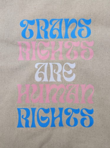 Jasna torba z nadrukiem trans rights.
