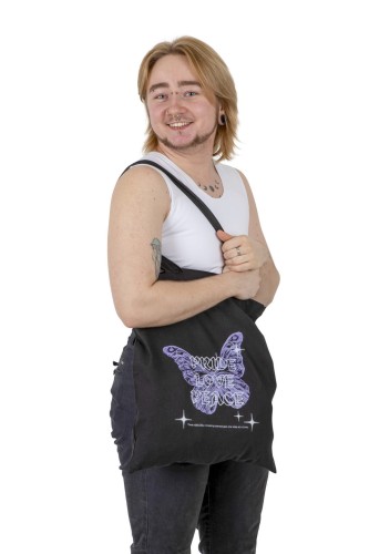 Czarna torba z nadrukiem.