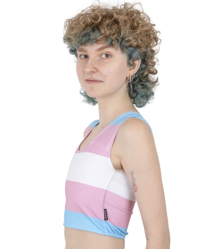 Binder Sport z flagą osób transpłciowych od boku.