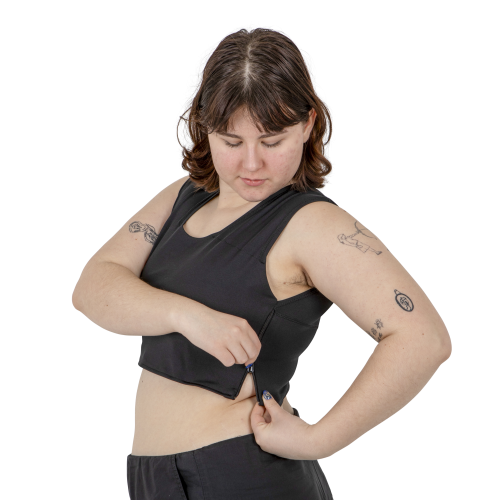 Czarny binder z zamkiem wszytym z boku – widok z profilu, podkreślenie linii zapięcia i kompresji