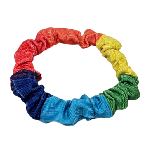 Tęczowa frotka do włosów inspirowana flagą LGBTQ+ – kolorowa gumka scrunchie, idealna na Pride i codzienne stylówki z queerowym akcentem.