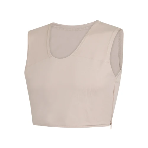 Zdjęcie produktowe beżowego bindera spłaszczającego klatkę piersiową w fasonie short. Cielisty top kompresyjny z gładkiego materiału, wyposażony w dyskretny zamek z boku.